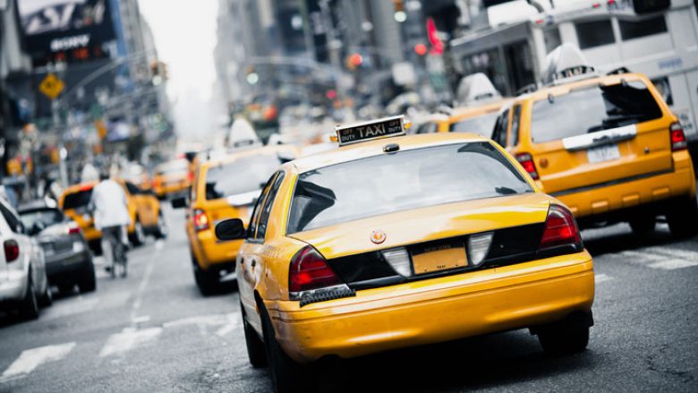 Taksi i lëndoi 10 vetë në SHBA, Policia thotë se sulmi nuk ishte i qëllimshëm