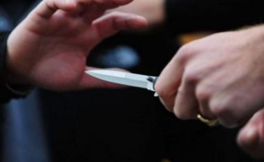 Sherr me thikë për shitjen e shalqinjve, i moshuari përplaset me dy të rinjtë! (Video)