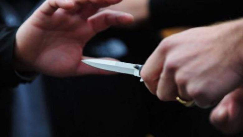 Sulmohet me thikë një person nga fshati Çegran