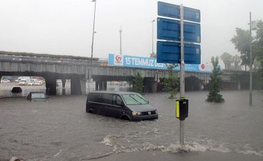 Përmbytet Stambolli nga reshjet e shiut (Foto)