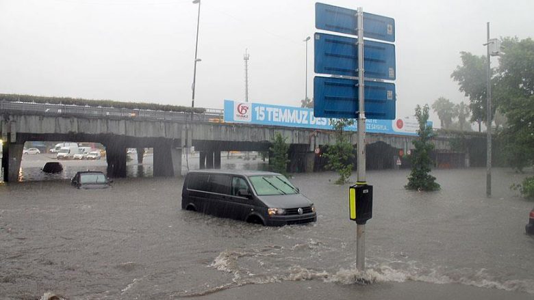 Përmbytet Stambolli nga reshjet e shiut (Foto)