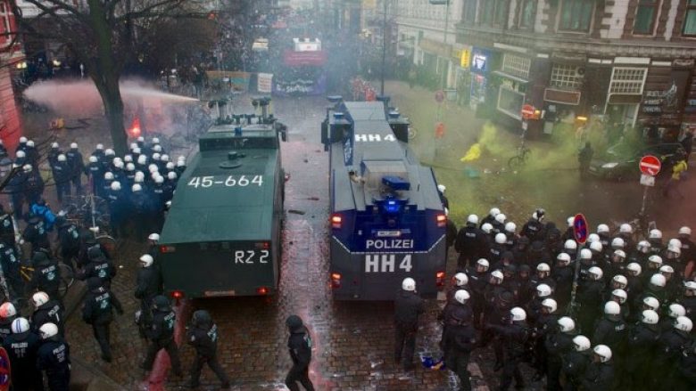 Vazhdojnë përleshjet e demonstruesve dhe policëve në Hamburg