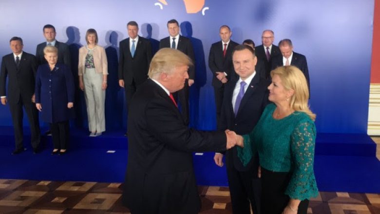 Kolinda me Trump, fotografinë menjëherë e poston në Twitter