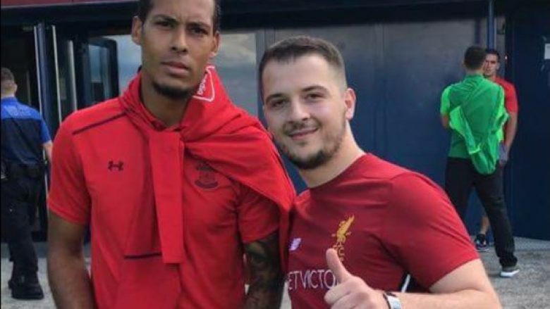 Van Dijk ia konfirmon tifozit shqiptar kalimin te Liverpooli (Foto/Video)