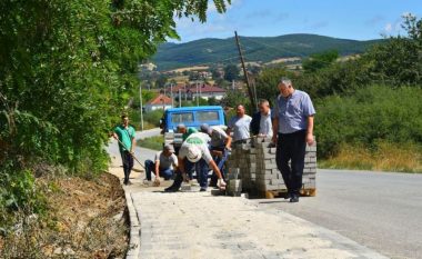 Kubëzohet trotuari në Dumnicë të Poshtme të Podujevës