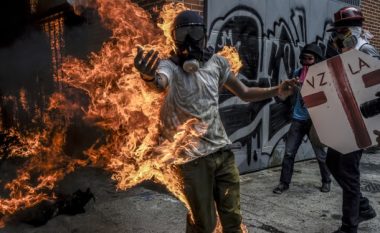 Opozita venezuelase bën thirrje për bllokimin e rrugëve