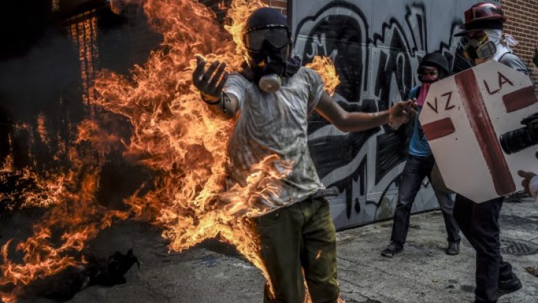 Opozita venezuelase bën thirrje për bllokimin e rrugëve