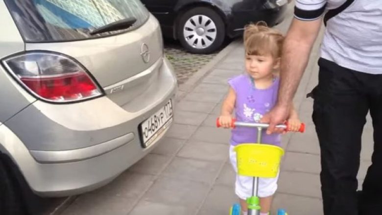 Vogëlushja është vetëm dy vjeçe dhe tashmë i di të gjitha llojet e veturave (Video)