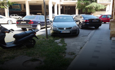 Deputetët në Maqedoni parkojnë makinat sipas dëshirës (Video)