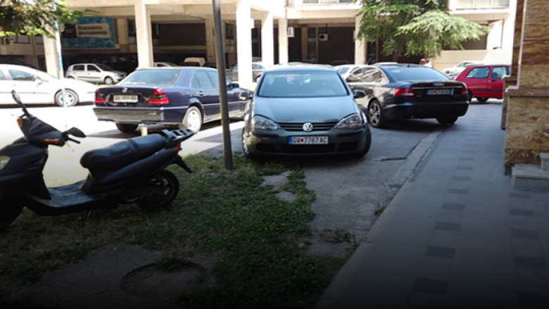 Deputetët në Maqedoni parkojnë makinat sipas dëshirës (Video)