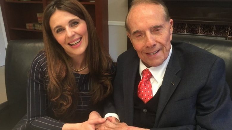 Ish-senatori Bob Dole mbush 94 vjet, shpreh dashuri për shqiptarët në Twitter