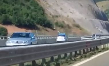 Vozitja e rrezikshme e Policisë së Kosovës: Në kah të kundërt, në autostradë (Video)