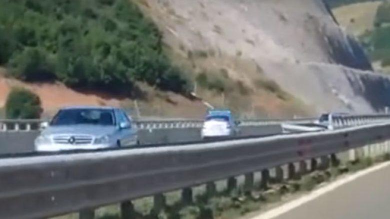 Vozitja e rrezikshme e Policisë së Kosovës: Në kah të kundërt, në autostradë (Video)