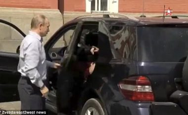 Sapo kuptoi se kishte kamera, ndryshoi mendje – momenti kur Putin për pak nuk e zbuloi gruan e tij të re?! (Video)