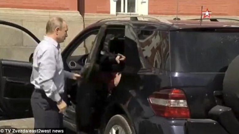 Sapo kuptoi se kishte kamera, ndryshoi mendje – momenti kur Putin për pak nuk e zbuloi gruan e tij të re?! (Video)