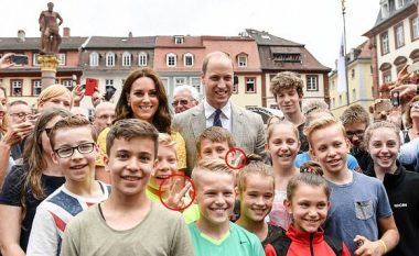 Fëmijët i prishin foton çiftit mbretëror me një simbol që konsiderohet fyes në Britani (Foto)