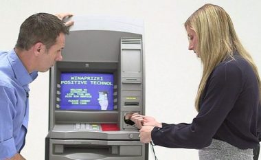 I keni paratë të sigurta? Ekspertët tregojnë se si bankomatët mund të vidhen për 5 minuta! (Video)