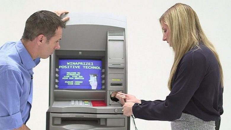 I keni paratë të sigurta? Ekspertët tregojnë se si bankomatët mund të vidhen për 5 minuta! (Video)