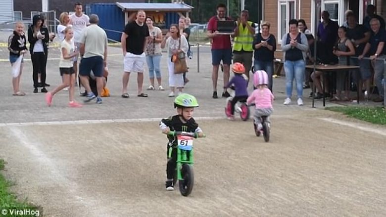 Çiklistit të vogël nuk i interesoi fitorja, para cakut u kthye mbrapa që të bënte edhe një xhiro (Video)