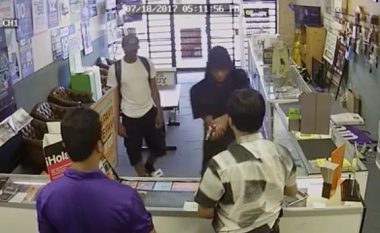 Persona të armatosur tentuan të plaçkitin një dyqan, por u penduan keq kur u ballafaquan me pronarin dhe të birin e tij (Video)