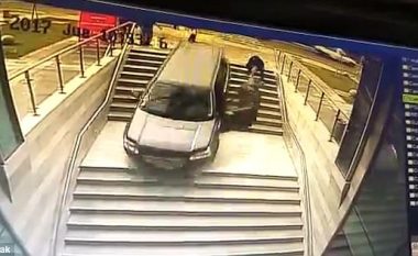 Ngatërroi shkallët me parkingun nëntokësor, gruaja pranë timonit i shpëton vdekjes për një fije floku (Video)
