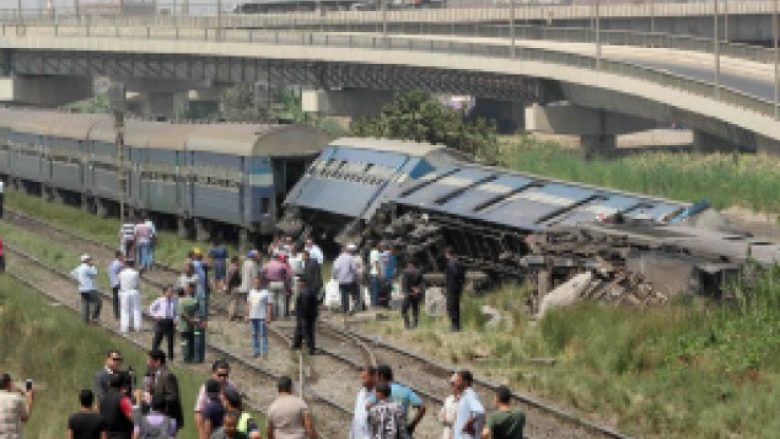 18 të vdekur nga përplasja e dy trenave në Egjipt