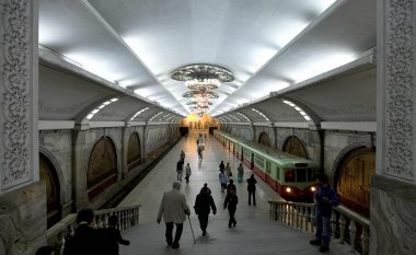 Brenda metrosë së ndërtuar në 110 metra thellësi, të cilën Kim Jong-Un mund të përdor si strehë në rast të luftës (Foto)