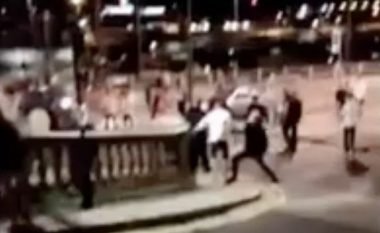 Dhjetëra burra rrahen në prezencë fëmijëve që kishin dalur të shëtitën me prindërit, pamjet rrëqethëse publikohen në internet (Video, +18)