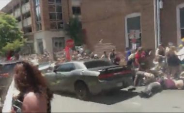 Publikohen pamjet e reja kur vetura shtyp turmën e protestuesve në Shtetet e Bashkuara (Video, +18)