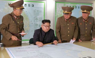 Brenda “dhomës së luftës”: Në këtë vend Kim Jong-un dhe gjeneralët e tij po përpilojnë në detaje planin për të sulmuar me raketa ishullin Guam (Foto)
