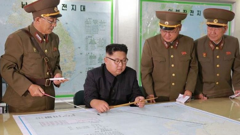 Brenda “dhomës së luftës”: Në këtë vend Kim Jong-un dhe gjeneralët e tij po përpilojnë në detaje planin për të sulmuar me raketa ishullin Guam (Foto)