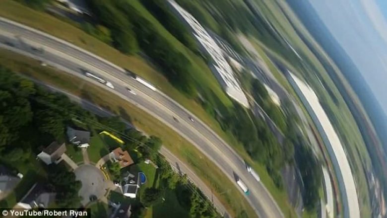 I bie telefoni nga 3350 metra lartësi derisa po filmonte nga aeroplani, filmon gjithë “fluturimin” dhe i reziston përplasjes në tokë (Video)