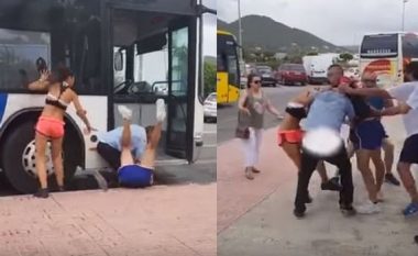 Shoferi i autobusit dhe pasagjeri rrahen me grushta e shkelma, por kaosi krijohet kur në lojë futet e dashura e të riut (Video, +18)