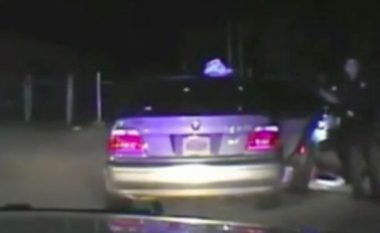 Pamjet që kanë shkaktuar zemërim tek amerikanët: Policia i bënë 11 minuta kontroll vaginal një femre (Foto/Video)
