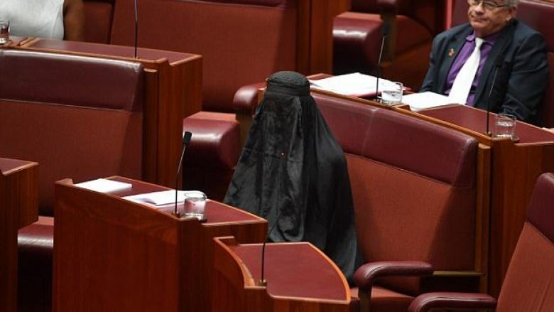 Habit politikania australiane, hyn në parlament me burka (Foto)