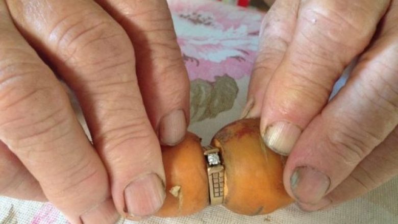 E humbi para 13 vjetësh, brenda unazës së martesës kishte mbirë një karotë (Foto/Video)