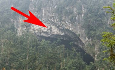 Derisa po shëtiste hasi në një vrimë në shkëmb, fermeri u fut brenda dhe mbeti i habitur kur zbuloi shpellën më të madhe në botë (Foto/Video)