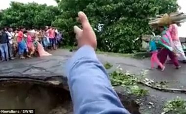 Humbin jetën nënë e bijë derisa po kalonin mbi urën e cila shembet nga ujërat e rrëmbyeshëm (Video, +18)