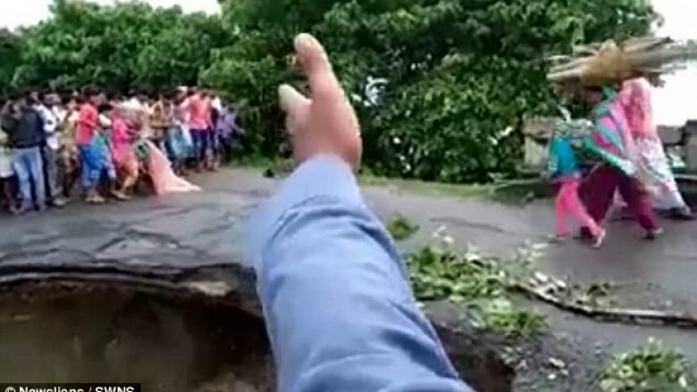 Humbin jetën nënë e bijë derisa po kalonin mbi urën e cila shembet nga ujërat e rrëmbyeshëm (Video, +18)