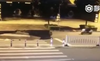 Momenti kur hapet një gropë gjigante në rrugë dhe motoçiklisti bie në të (Video, +16)