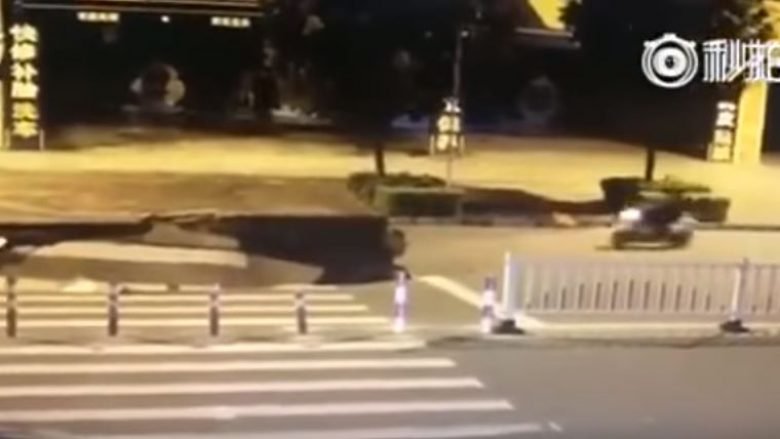 Momenti kur hapet një gropë gjigante në rrugë dhe motoçiklisti bie në të (Video, +16)