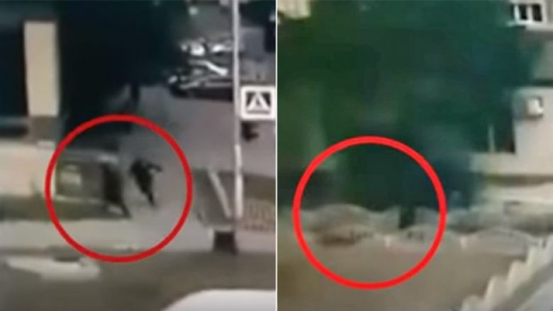 Momenti kur polici rus qëllon për vdekje burrin, që plagosi me thikë shtatë persona në rrugë (Video, +18)