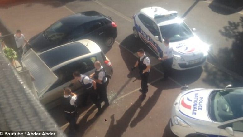 Policia franceze qëllon për vdekje burrin që nuk iu bind urdhrave të tyre, publikohen pamjet rrëqethëse (Video, +18)