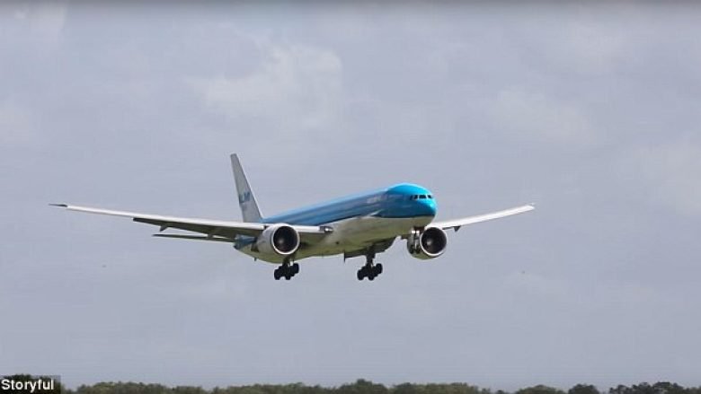 Piloti dështon ta ulë aeroplanin në pistë për shkak të erërave të forta që e shtynin anash sikur të ishte lodër për fëmijë (Video)
