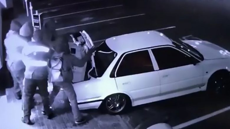 Vjedhin kasafortën nga pompa e benzinës, dëshpërohen keq kur e kuptojnë se ishte e madhe për ta futur në bagazhin e veturës (Video)