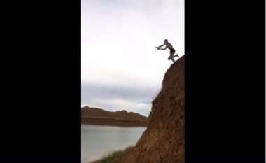 Mendoi se kërceu mjaftueshëm larg sa për të rënë në ujë, por ndodhi e kundërta (Video, +16)