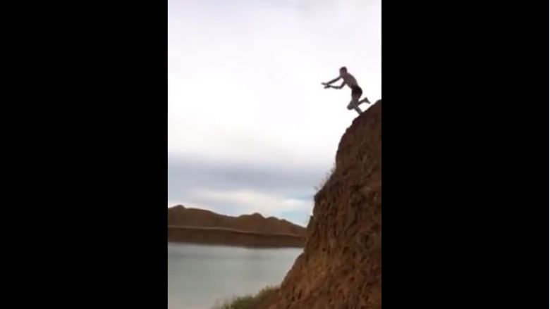 Mendoi se kërceu mjaftueshëm larg sa për të rënë në ujë, por ndodhi e kundërta (Video, +16)