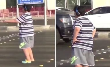 Arrestohet 14-vjeçari vetëm pse vallëzoi me këngën “Macarena” në mes të udhëkryqit (Video)