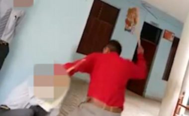 Drejtori i shkollës rrah nxënësit në mënyrën më të keqe të mundshme, duke i goditur me shkop të drurit (Video, +18)