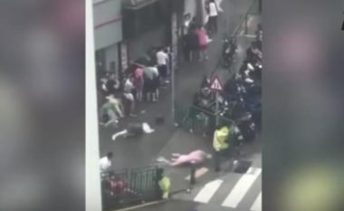 Pamje që ua rrëqethin trupin: Tajfuni “Hato” po i përplas njerëzit nëpër rrugë, kurse kamionët po i lëviz sikur të ishin lodra për fëmijë (Video)